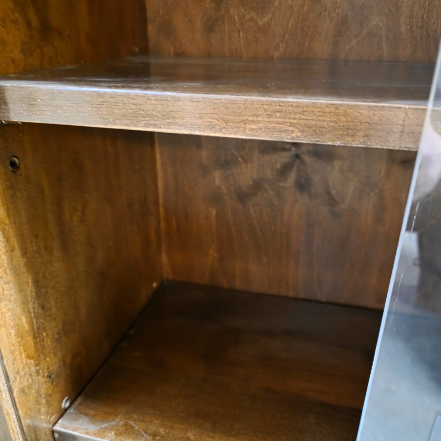 Askon aukusti kirjakaappi