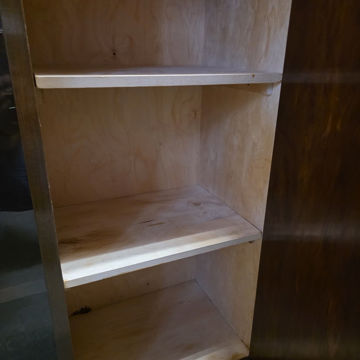 Askon aukusti kirjakaappi