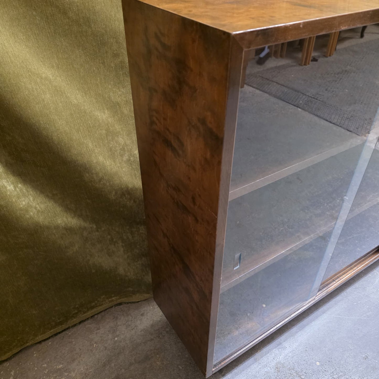 Askon aukusti kirjakaappi