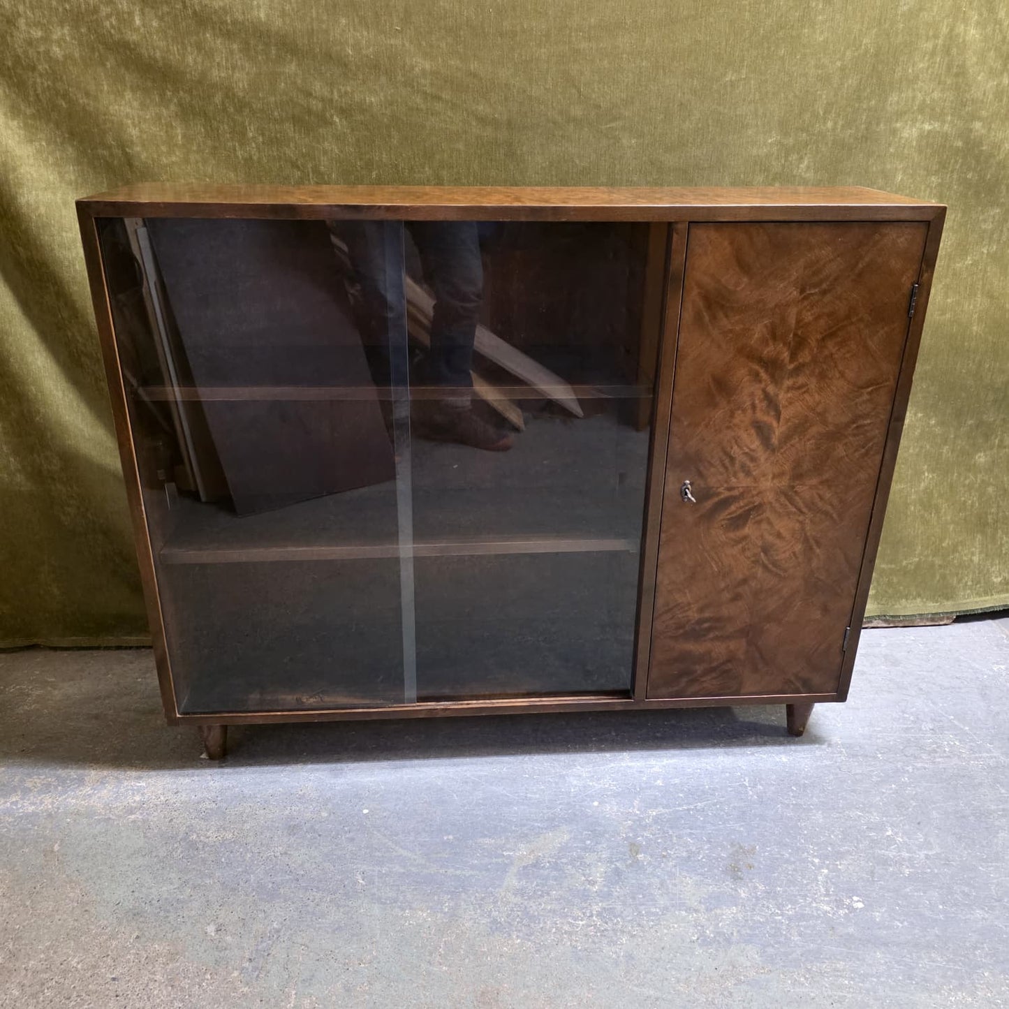 Askon aukusti kirjakaappi